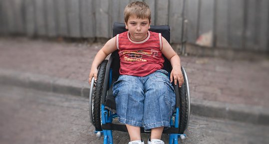 Emir K., tekerlekli sandalyesinde